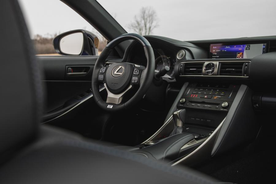 Интерьер Lexus IS350 AWD F-Sport 2016 года  (NA) (фото 33 из 40)